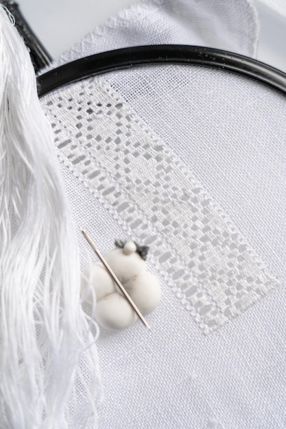 haft na tkaninie z kwiatowym wzorem